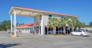 een groot gebouw met palmbomen ervoor bij franklin inn in Carrabelle