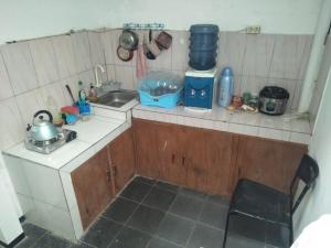 eine kleine Küche mit einer Spüle und einer Arbeitsplatte in der Unterkunft Giri Home & Travel in Ciwidey