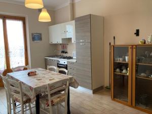 a kitchen with a table and a table and chairs at Country House Tenuta Fornacelle in San Gimignano