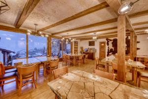 Posezení v ubytování Alpine Castle Hotel