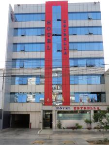 un edificio con una señal roja en la parte delantera. en HOTEL ESTRELLA, en Lima