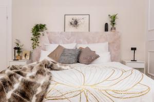 - une chambre avec un grand lit, une couette et des oreillers dans l'établissement 90sqm 2BR Biz LOFT - 5min Central Station, à Berlin 29 autres photos