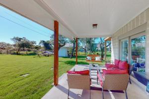 羅克波特的住宿－Packsaddle Beach House，庭院配有桌椅,享有田野美景。