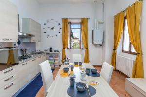 Majoituspaikan RHOme Cozy apartment for smart workers keittiö tai keittotila