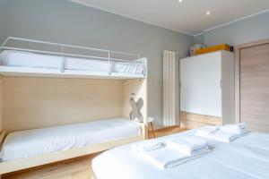 2 łóżka w pokoju z 2 łóżkami piętrowymi w obiekcie WHITE HOME - METRO MASSAUA w Turynie