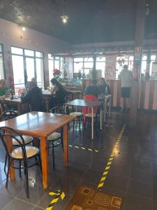 un grupo de personas sentadas en mesas en un restaurante en Baia Seixal Oceanfront, en Seixal
