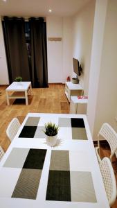 a conference room with a table with a plant on it at apartamento Ciempozuelos II in Ciempozuelos