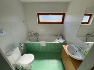 uma casa de banho com uma banheira, um WC e um lavatório. em Apartmany Resort em Horní Bečva