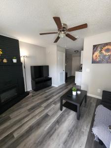 a living room with a couch and a ceiling fan at Comfortable 2bed1bath Unit Sleeps 4 Close To Town Center Downtown Beach Mayo Clinic in Jacksonville