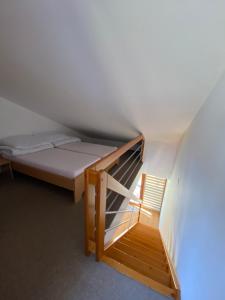 een stapelbed en een trap in een kamer bij Apartmany Resort in Horní Bečva