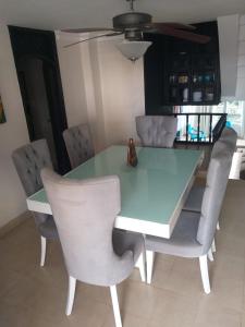 une salle à manger avec une table bleue et des chaises dans l'établissement Apartamento Rodadero, Edificio Palanoa 308, à Santa Marta