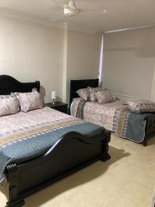 - une chambre avec deux lits et un plafond dans l'établissement Apartamento Rodadero, Edificio Palanoa 308, à Santa Marta