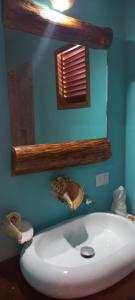 een badkamer met een witte wastafel en een spiegel bij Hotelito Villas Holbox in Holbox Island
