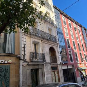 un edificio con balcones en un lateral en Inhome en Madrid