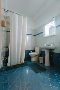 La salle de bains est pourvue de toilettes, d'un lavabo et d'une douche. dans l'établissement 3 Bros Studio, à Chalcis