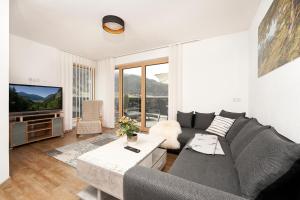 ein Wohnzimmer mit einem Sofa und einem TV in der Unterkunft Apart Schranz in Umhausen