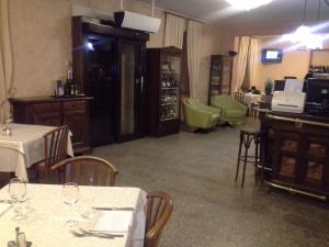 uma sala de jantar com mesas e cadeiras e um quarto sem intenção em Hotel Ticino Ristorante Chierico em Carbonara al Ticino