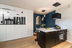 A kitchen or kitchenette at Bonito apartamento en Malasaña / Gran Vía