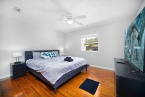 a bedroom with a bed and a ceiling fan at King Bedroom 2bed1bath Sleeps 5 Close To Town Center Downtown Beach Mayo Clinic in Jacksonville