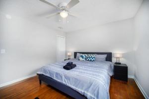 a bedroom with a bed with a ceiling fan at King Bedroom 2bed1bath Sleeps 5 Close To Town Center Downtown Beach Mayo Clinic in Jacksonville
