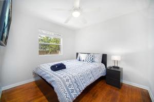 a white bedroom with a bed and a window at King Bedroom 2bed1bath Sleeps 5 Close To Town Center Downtown Beach Mayo Clinic in Jacksonville