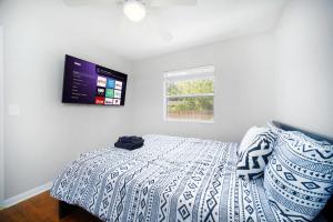 Voodi või voodid majutusasutuse King Bedroom 2bed1bath Sleeps 5 Close To Town Center Downtown Beach Mayo Clinic toas