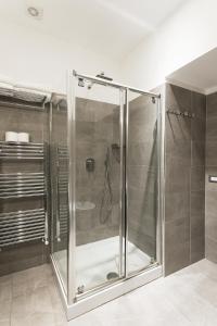 una doccia con porta in vetro in bagno di Vaticano Luxury Guest House a Roma