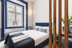 1 dormitorio con cama y ventana en Succeed Terreiro do Paço Suites en Lisboa