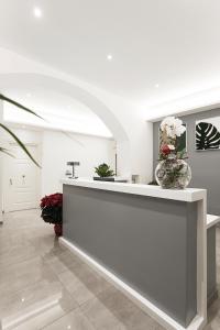 una hall con bancone con fiori in vaso di Vaticano Luxury Guest House a Roma