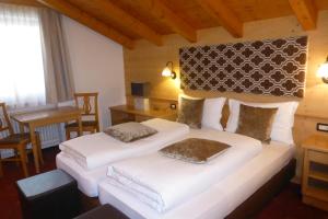 a bedroom with two beds in a room at B&B Tamarindo in La Villa