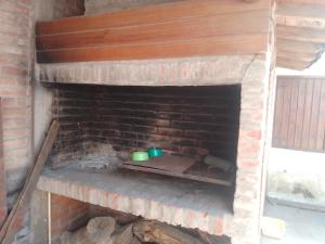 Mí Rincon في مار ديل بلاتا: مدفأة من الطوب عليها شمعتان خضراوان
