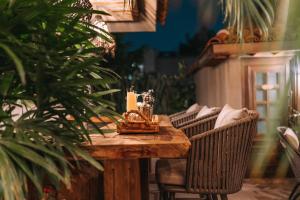 een houten tafel met kaarsen op een patio bij CASA LUCIANA Condesa in Mexico-Stad