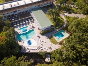 uma vista panorâmica de um hotel com duas piscinas em Plaza Caldas da Imperatriz Resort & Spa em Santo Amaro da Imperatriz