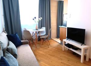 Televízia a/alebo spoločenská miestnosť v ubytovaní Rental Apartment Trębacka