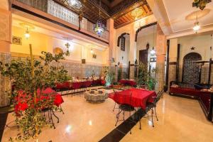 La Casa Espanyola في فاس: غرفة كبيرة مع طاولات وكراسي في مبنى