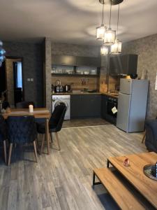Кухня или кухненски бокс в Luxury Aparthotel STUDENETS