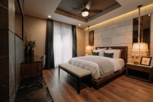 メキシコシティにあるCASA LUCIANA Condesaのベッドルーム1室(ベッド1台、シーリングファン付)