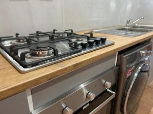 a stove top in a kitchen next to a sink at Hillsview, Roodepoort in Roodepoort