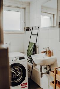 a kitchen with a washing machine and a sink at Mayen, Bäckerstr, Privatzimmer Nr3, Innenstadt, nähe Nürburgring & Burg Eltz, Gemeinschaftsbad in Mayen