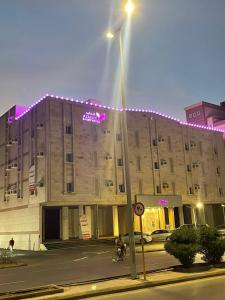 un edificio con una luz de la calle delante de él en Admire Apart Hotel - 1 en Abu Arish