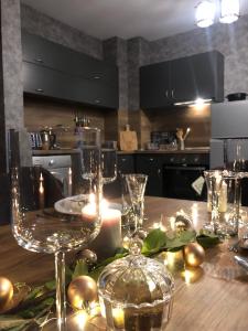 uma mesa de jantar com uma vela e copos de vinho em Luxury Aparthotel STUDENETS em Pamporovo