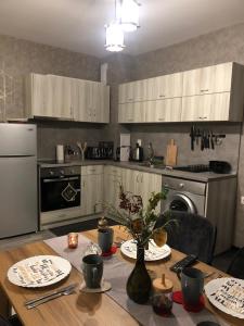Кухня или кухненски бокс в Luxury Aparthotel STUDENETS