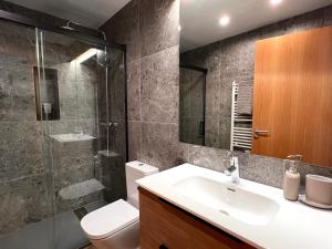 Koupelna v ubytování Apartaments Areny - L'Amfitriona + 37 fotografií