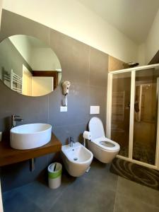 een badkamer met een bad, een toilet en een wastafel bij J. Suite in Castel di Sangro