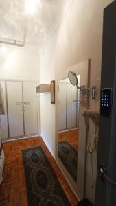 um quarto com uma casa de banho com um espelho e um lavatório em Albergaria Hostel em Fortaleza