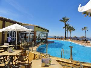 Bazén v ubytování Doña Lola Claudia acogedor apartamento frente a la Playa de Calahonda - Vistas al mar y a la piscina comunitaria nebo v jeho okolí