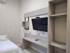 Μια τηλεόραση ή/και κέντρο ψυχαγωγίας στο Hotel American Visa Cali