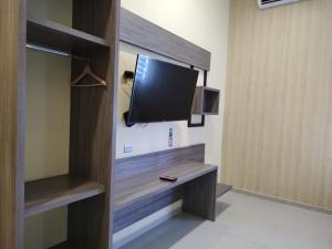 Μια τηλεόραση ή/και κέντρο ψυχαγωγίας στο Hotel American Visa Cali