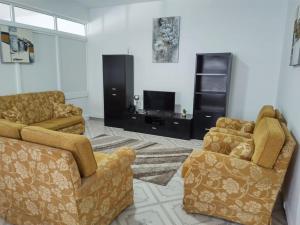 A seating area at Rua de Baixo Apartments