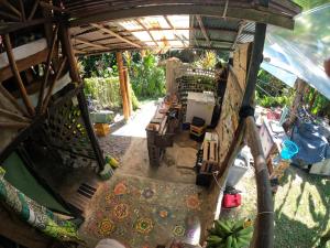 una vista aérea de una casa con patio en Reciclarte Galería Hostal, en Capurganá